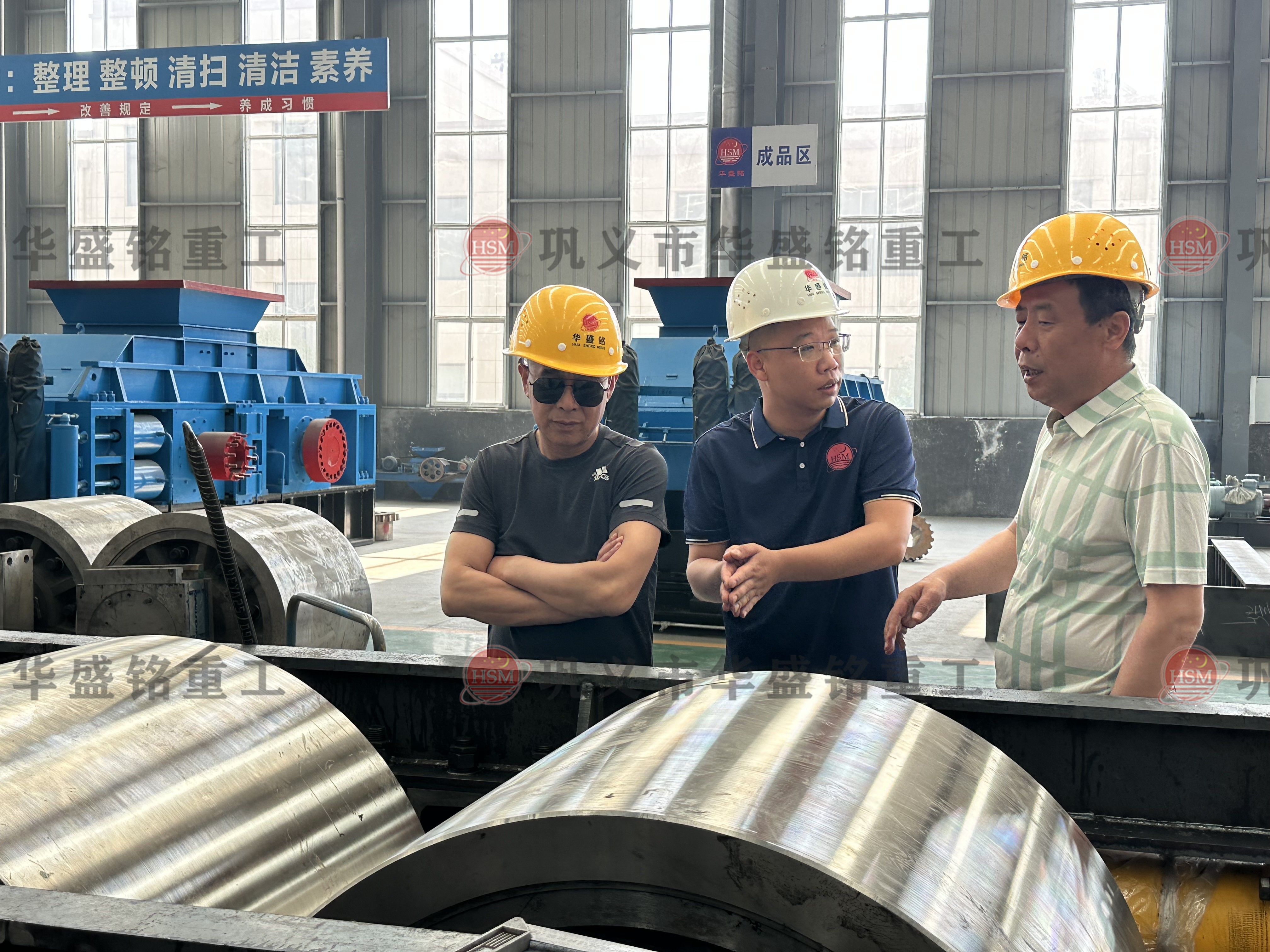 廣西的老客戶(hù)配置液壓對(duì)輥制砂機(jī)（附發(fā)貨現(xiàn)場(chǎng)）